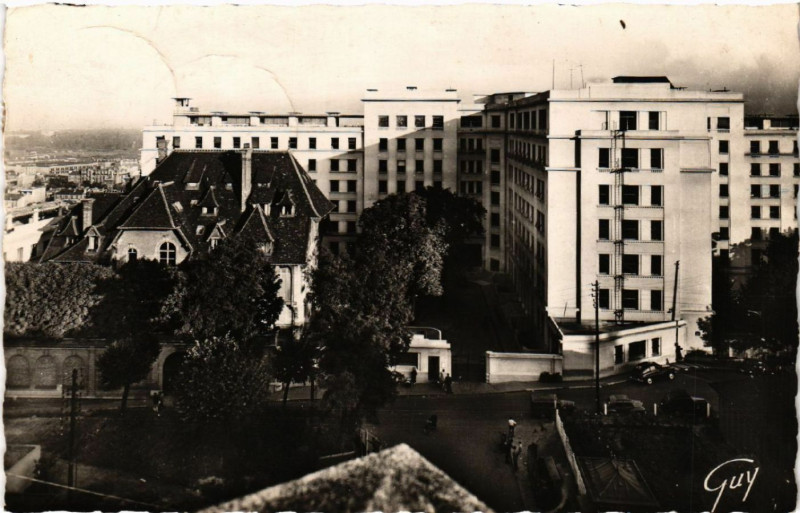 Carte postale ancienne Suresnes (Seine) - Vue d'ensemble de l'hopital Foch (rue Worth) à Suresnes