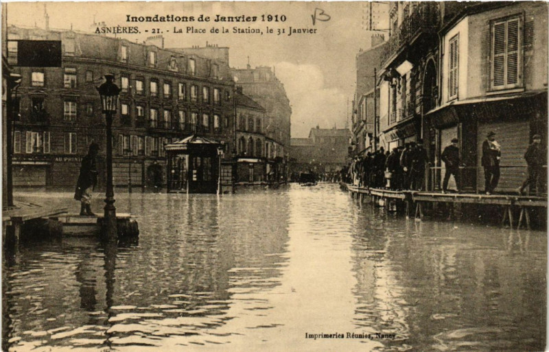Carte postale ancienne Inondations de Janvier 1910 -Asniéres - La Place de la Station...