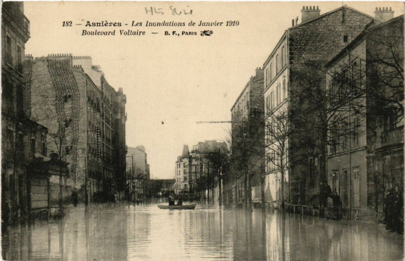 Carte postale ancienne Asniéres - Les Inondations de Janvier 1910 - Boulevard Voltaire