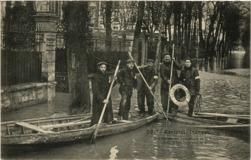 Carte postale ancienne Asniéres - Inondations - Une equipe des Sauveleuce de la Basse..