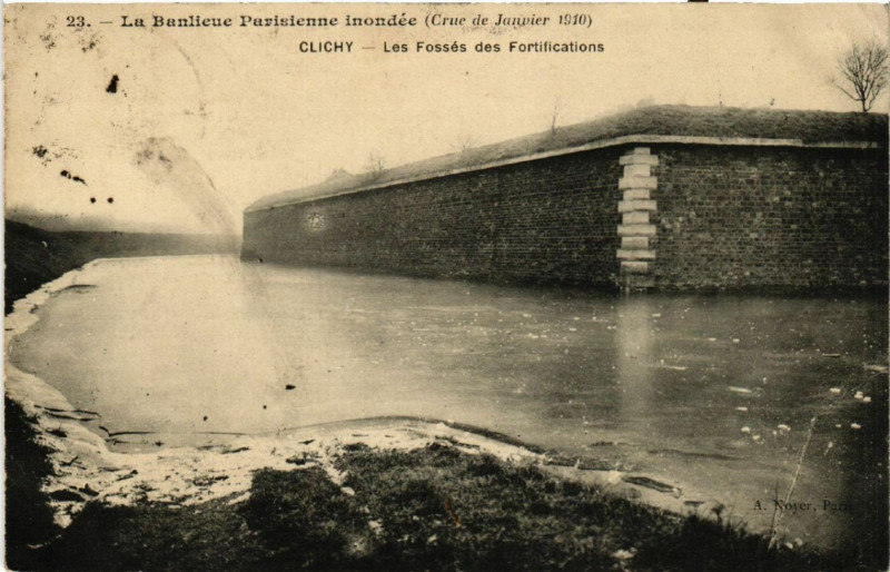Carte postale ancienne La Banlieue Parisienne inondée - Crue de Janvier 1910 - Clichy - Les Fossés des Fortifications à Paris 17e