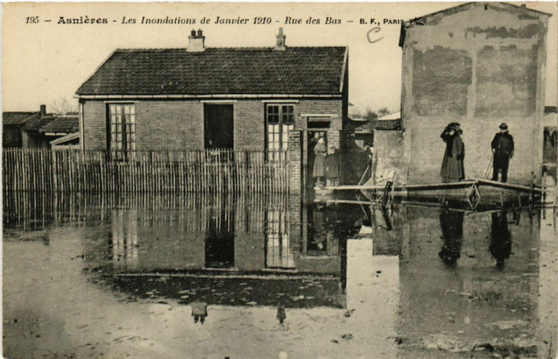 Carte postale ancienne Asniéres - Les Inondations de Janvier 1910 -Rue des Bas