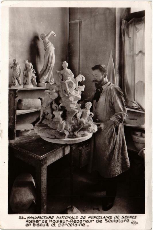 Carte postale ancienne Sevres Manufacture Nat. de Porcelaine. Atelier de Mouleur à Sèvres