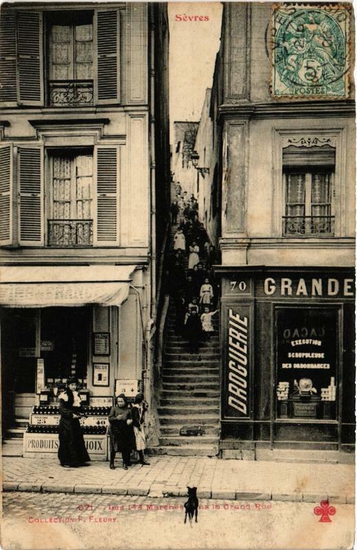 Carte postale ancienne Sevres Les 144 Marches dans la Grande Rue. à Sèvres