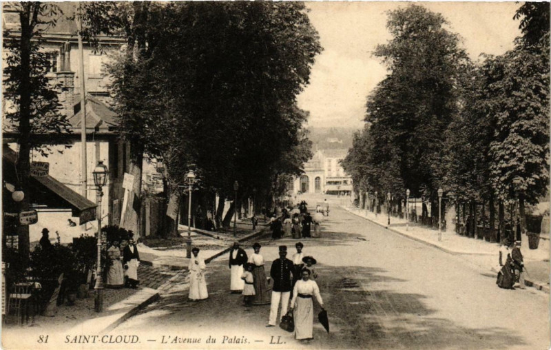 Carte postale ancienne Saint-Cloud L'Avenue du Palais. à Saint-Cloud