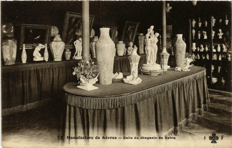 Carte postale ancienne Manufacture de Sevres Salle du Magasin de Vente. à Sèvres