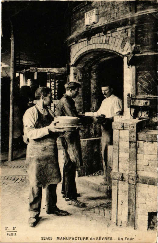 Carte postale ancienne Manufacture de Sevres Un Four à Sèvres