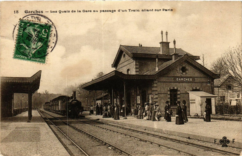 Carte postale ancienne Garches Les Quais de la Gare au passage d'un Train à Garches