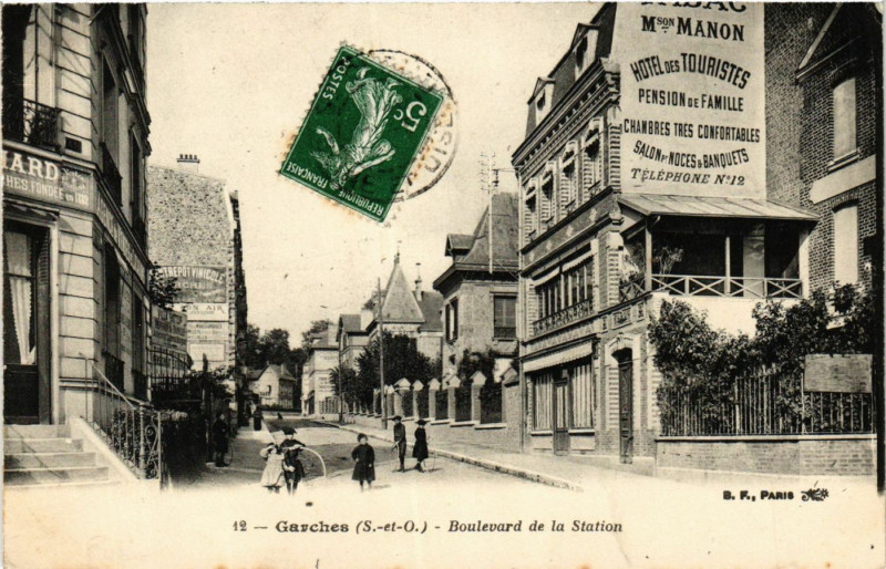 Carte postale ancienne Garches Boulevard de la Station à Garches