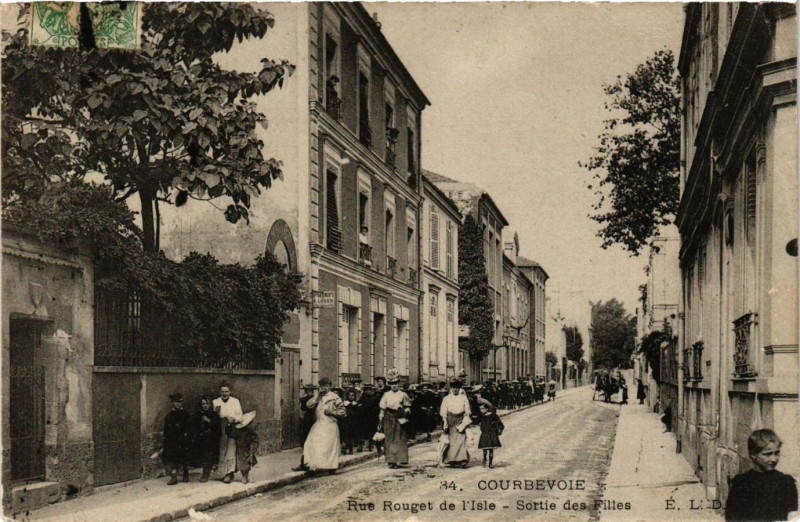 Carte postale ancienne Courbevoie Rue Rouget de l'Isle-Sortie des Filles à Courbevoie