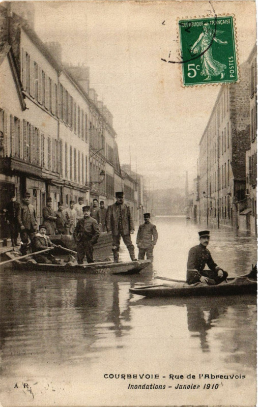 Carte postale ancienne Courbevoie Rue d'Abreuvoir à Courbevoie