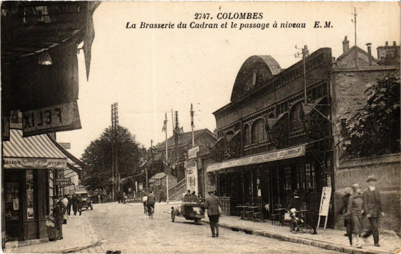 Carte postale ancienne Colombes La Brasserie du Cadran et le passage á niveau à Colombes