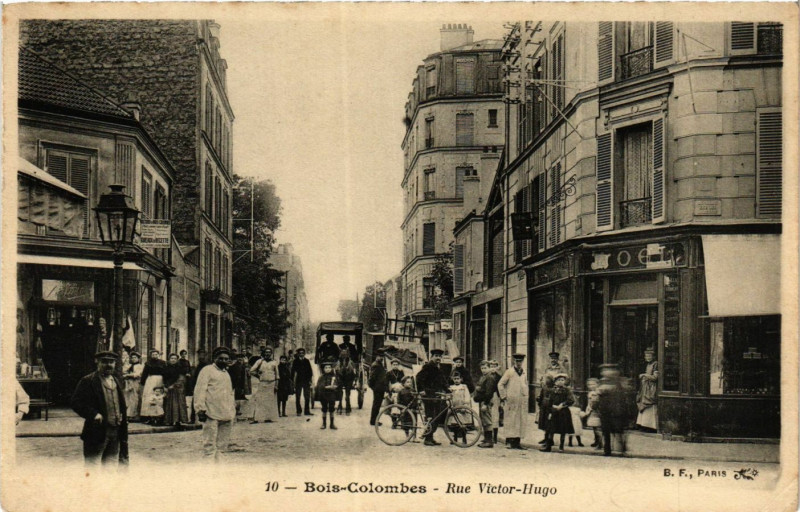 Carte postale ancienne Bois-Colombes Rue Victor Hugo à Bois-Colombes