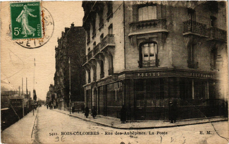 Carte postale ancienne Bois-Colombes Rue des Aubépines-La Poste à Bois-Colombes