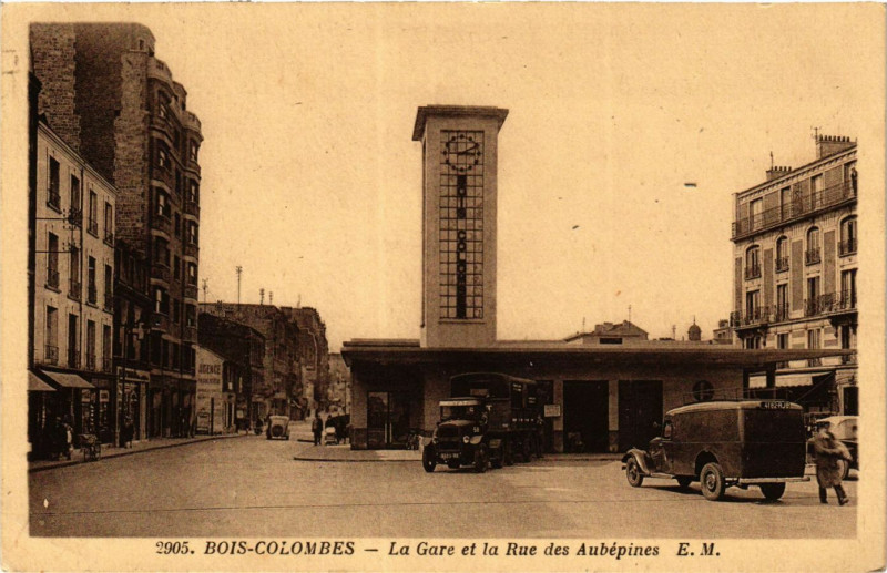 Carte postale ancienne Bois-Colombes La Gare et la Rue des Aubépines à Bois-Colombes