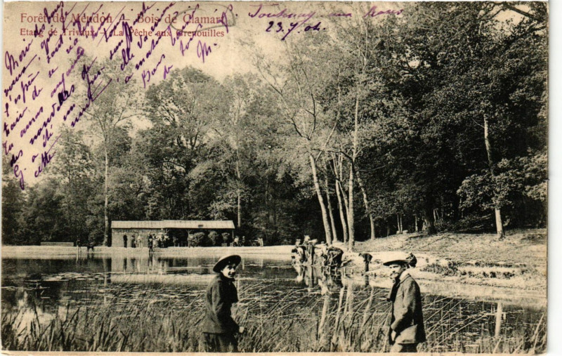 Carte postale ancienne Bois de Clamart La Péche aux Grenouilles-Etang de Trivaux à Meudon