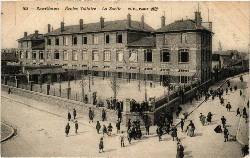 Carte postale ancienne Asnieres Ecoles Voltaire-La Sortie