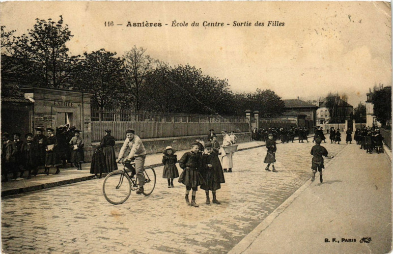 Carte postale ancienne Asnieres Ecole du Centre-Sortie des Filles