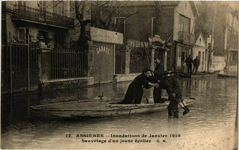 Carte postale ancienne Asnieres Inondations 1910-Sauvetage d'un jeune écolier