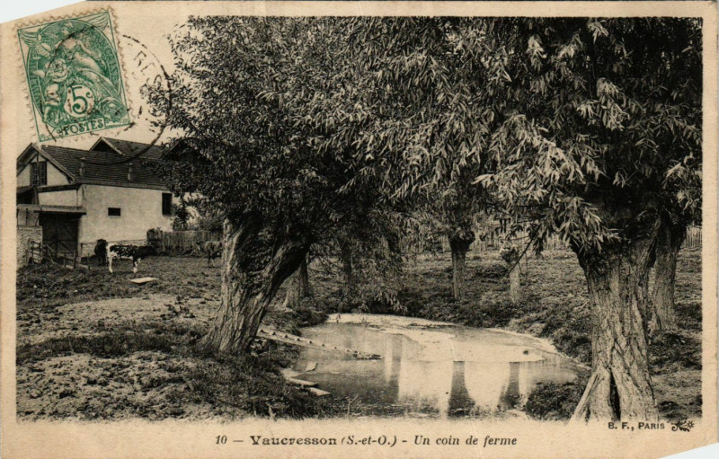 Carte postale ancienne Vaucresson Un coin de ferme à Vaucresson