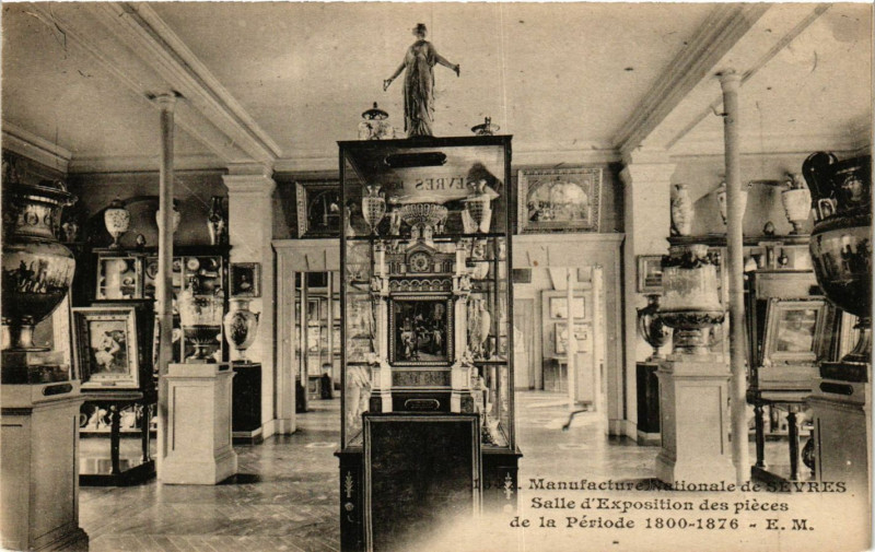 Carte postale ancienne Sevres Salle d'exposition des piéces de la Periode 1800-1876 à Sèvres