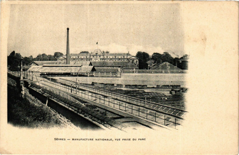 Carte postale ancienne Sevres Manufacture Nationale, vue prise du Parc à Sèvres