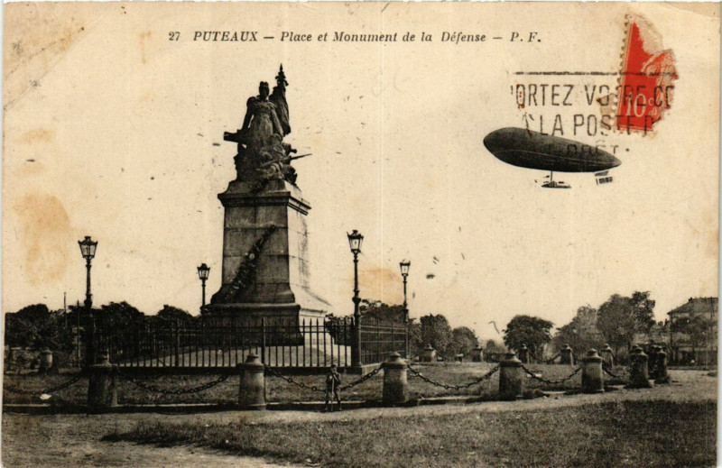 Carte postale ancienne Puteaux Place et Monument de la Défense à Puteaux