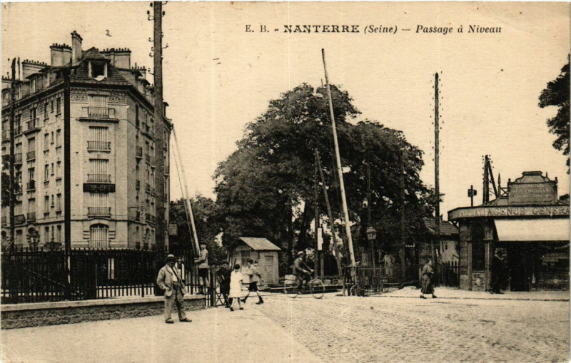 Carte postale ancienne Nanterre Passage á Niveau à Nanterre