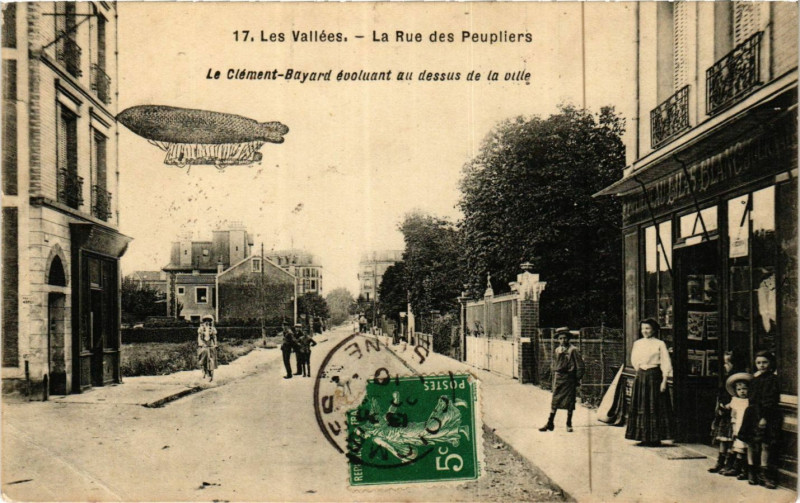 Carte postale ancienne Les Vallees La Rue des Peupliers