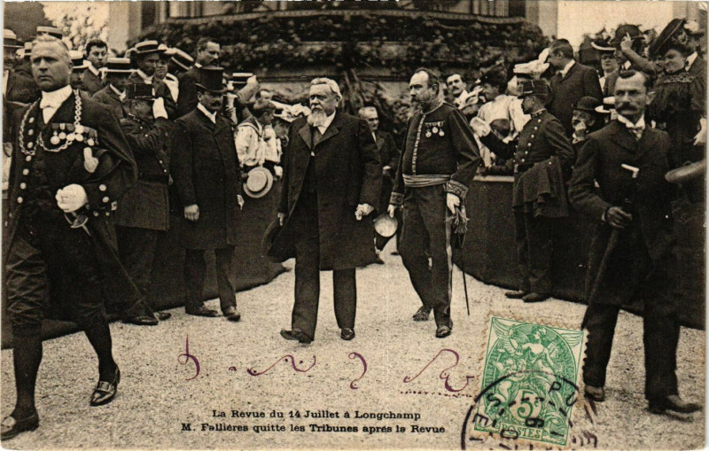 Carte postale ancienne La Revue de 14 Juillet á Longchamp