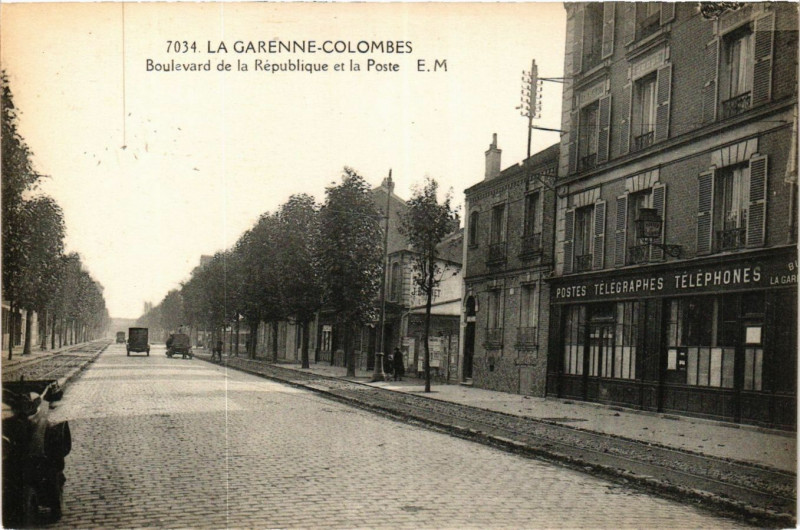 Carte postale ancienne La Garenne Colombes-Boulevard de la République et la Poste à Colombes