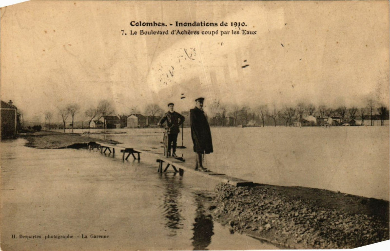 Carte postale ancienne Inondations Colombes Le Boulevard dAchéres coupé par les Eaux à Colombes