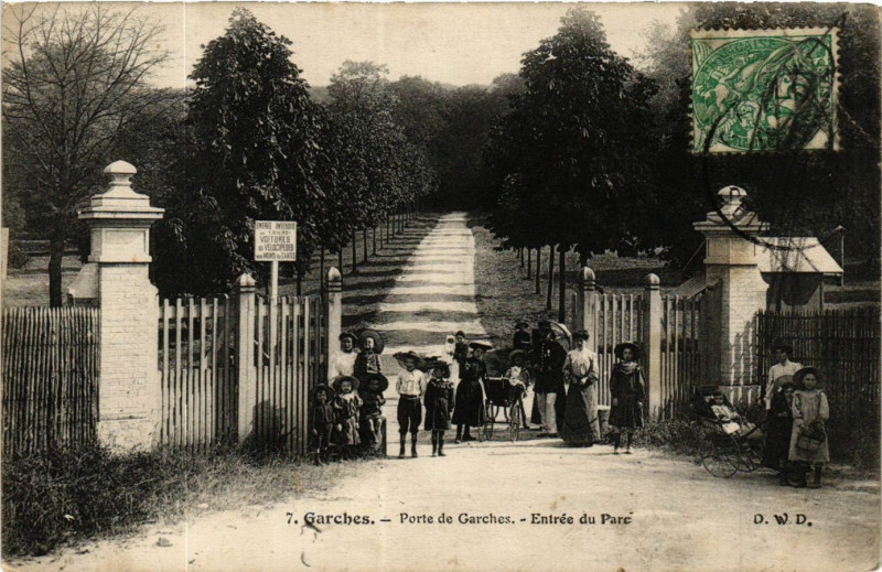 Carte postale ancienne Garches Porte de Graches-Entrée du Parc à Garches
