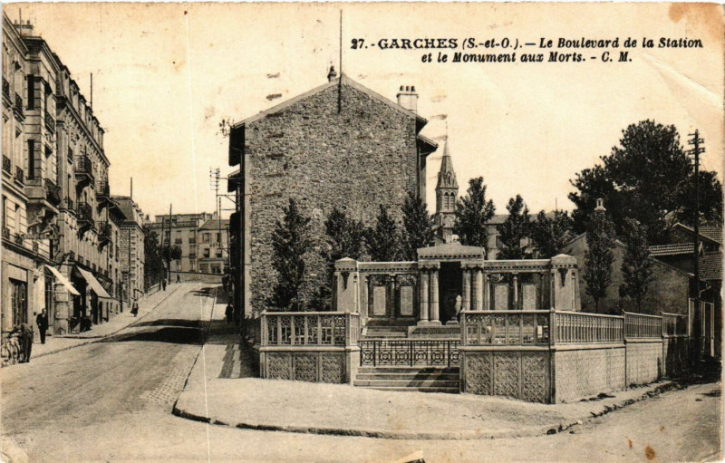 Carte postale ancienne Garches Le Boulevard de la Station-Monument aux Morts à Garches