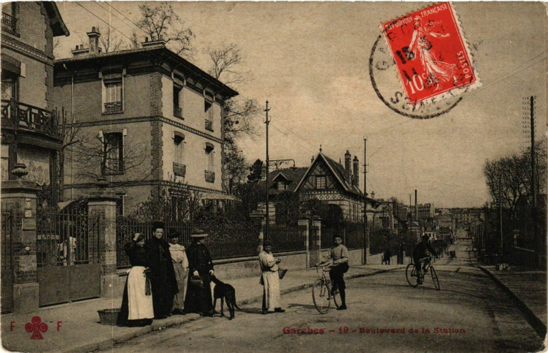 Carte postale ancienne Garches Boulevard de la Station à Garches