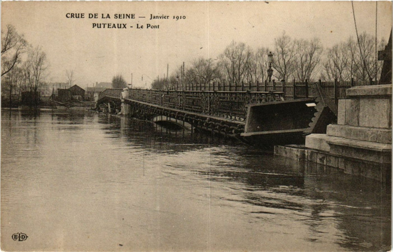 Carte postale ancienne Crue de la Seine Puteaux Le Pont à Puteaux