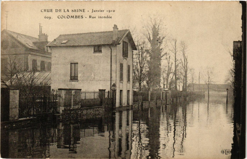 Carte postale ancienne Crue de la Seine Colombes Rue Inondée à Colombes
