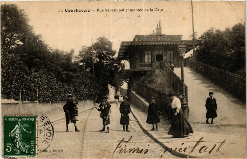 Carte postale ancienne Courbevoie Rue Sébastopol et montée de la Gare à Courbevoie