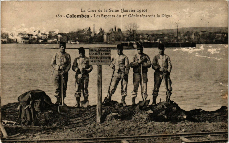 Carte postale ancienne Colombes Les Sapeurs du Ier Génie coupant la Digue à Colombes