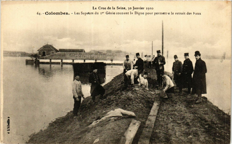 Carte postale ancienne Colombes Les Sapeurs du Ier Génie coupant la Digue à Colombes