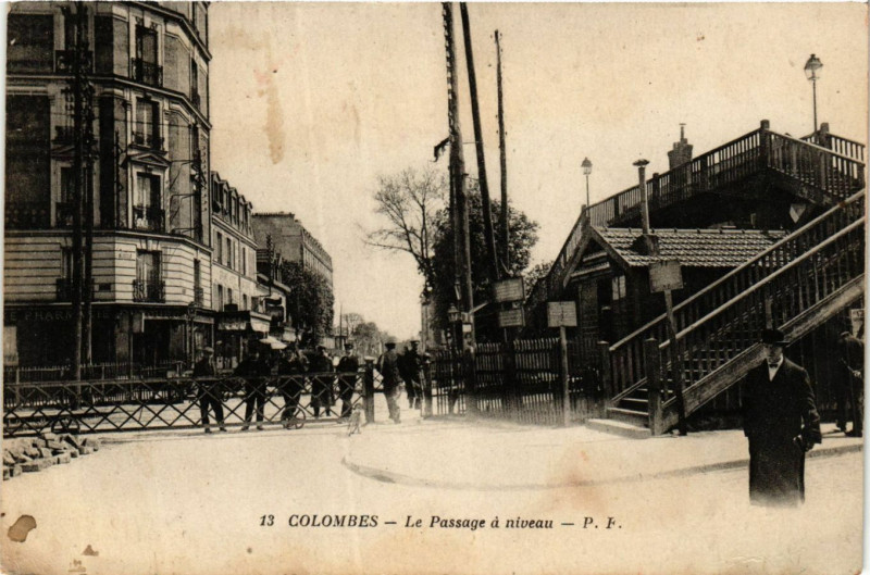 Carte postale ancienne Colombes Le Passage á niveau à Colombes