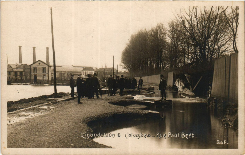 Carte postale ancienne Colombes Inondation-Rue Paul Bert à Colombes