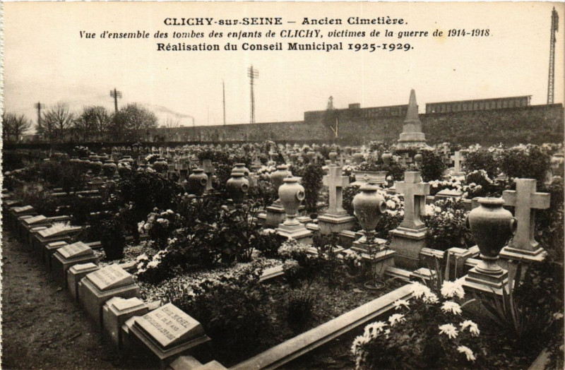 Carte postale ancienne Ancien Cimetière - Vue d'ensemble des tombes des enfants de Clichy victimes de la guerre de 1914-1918 à Clichy