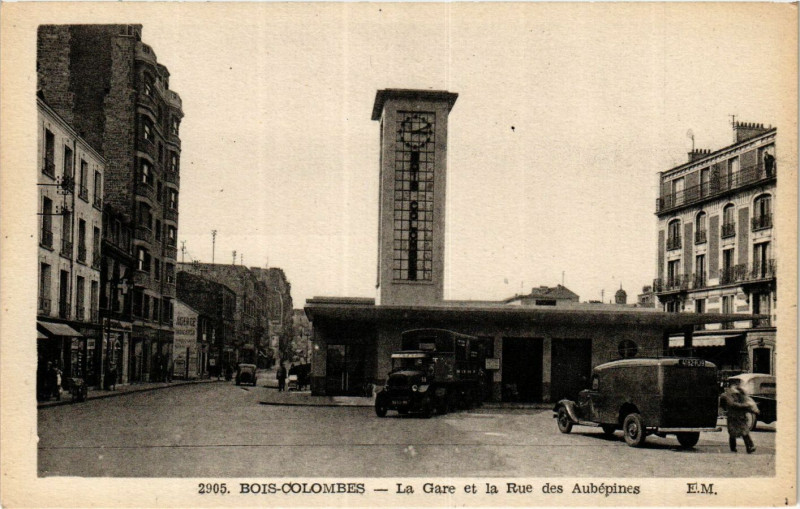 Carte postale ancienne Bois Colombes La Gare et la Rue des Aubépines à Colombes