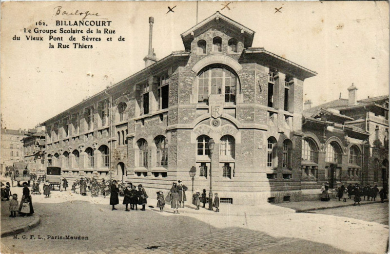 Carte postale ancienne Billancourt Le Groupe Scolaire de la Rue du Vieux Pont de Sévres à Sèvres
