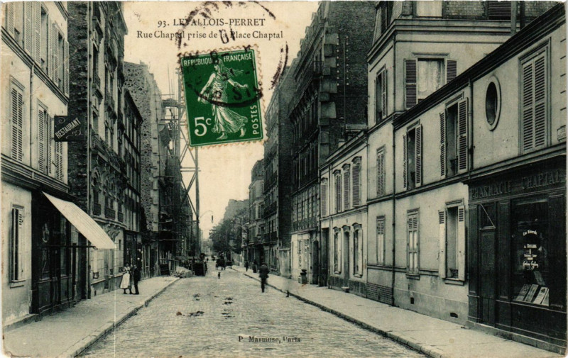 Carte postale ancienne Levallois Perret Rue Chaptal prise de la Place Chaptal à Levallois-Perret