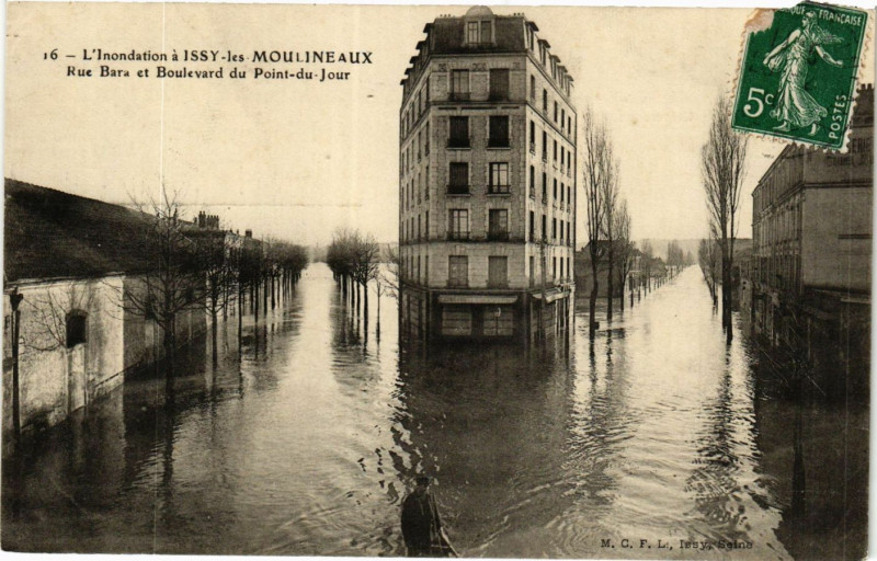 Carte postale ancienne Issy les Moulineaux Inondation-Rue Bara et Blvd du Point du Jour à Issy-les-Moulineaux