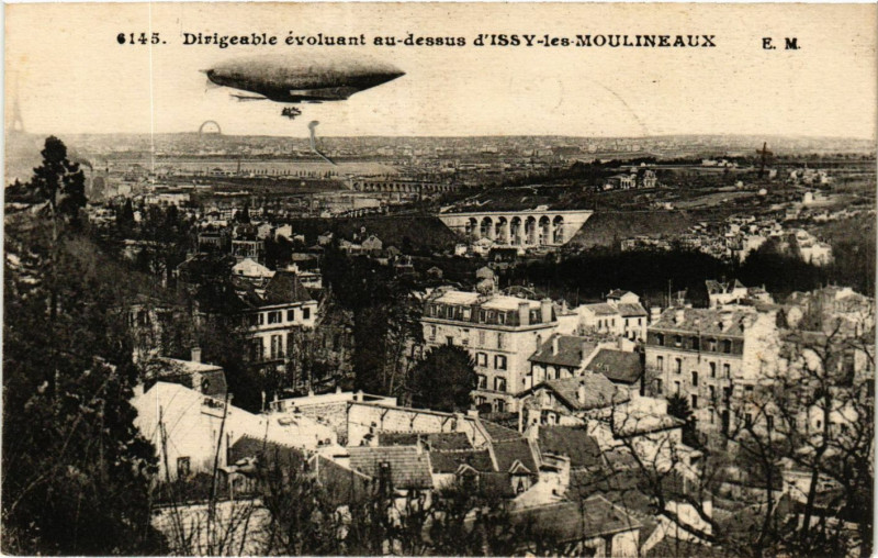 Carte postale ancienne Issy les Moulineaux Dirigeable évoluant au dessus à Issy-les-Moulineaux
