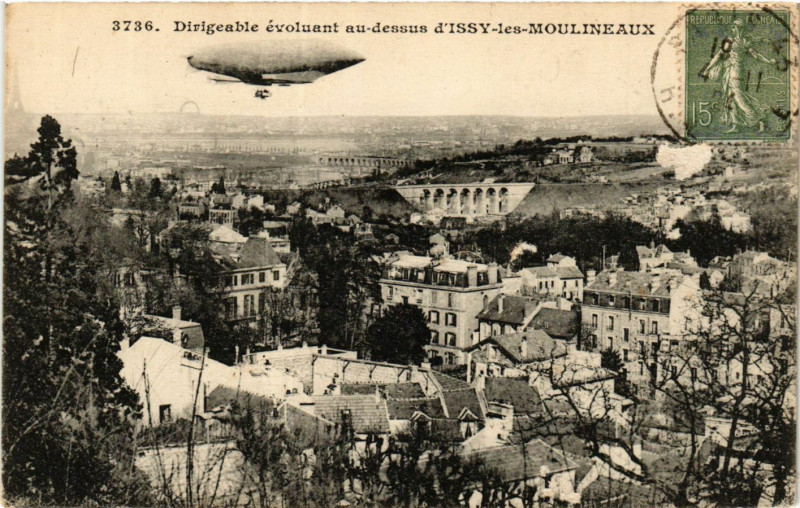 Carte postale ancienne Issy les Moulineaux Dirigeable évoluant au dessus à Issy-les-Moulineaux