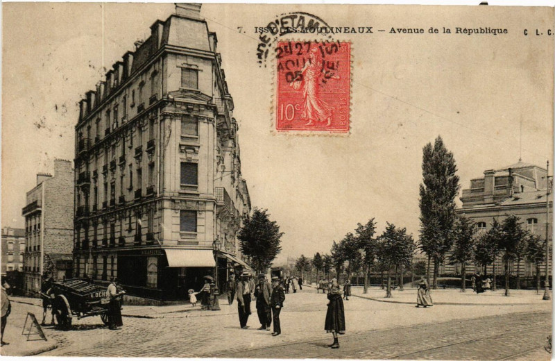 Carte postale ancienne Issy les Moulineaux Avenue de la République à Issy-les-Moulineaux